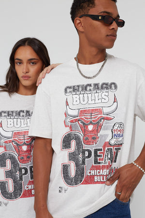 Unisex Mitchell & Ness Bulls 3 Peat T-shirt