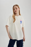 Woman White Oversize Fit Crew Neck Printed T-Shirt